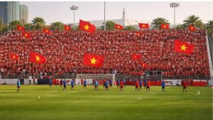 CĐV Việt Nam nhuộm đỏ khán đài sân tập tại Saudi Arabia để cổ vũ đội tuyển.